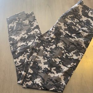 CRZ YOGA camo leggings size medium (8/10)